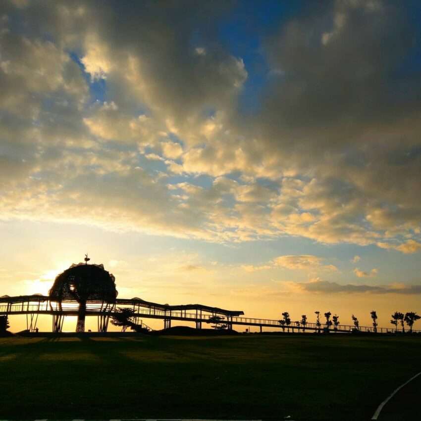 台東海濱公園の夕暮れ時の海岸の景色