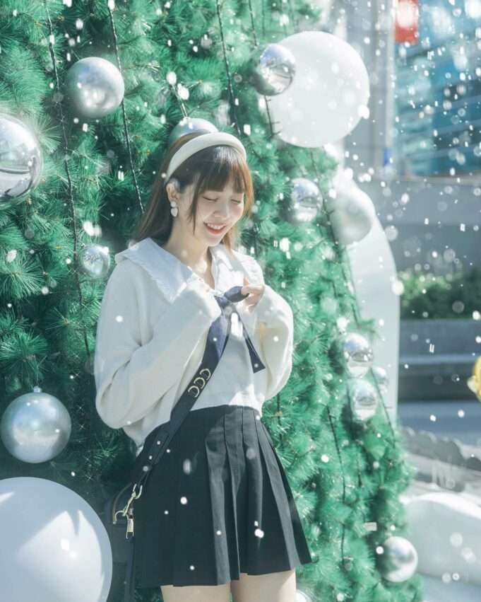お願いポーズをとる女性の半身写真