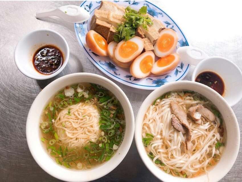 達摩麵店の切仔麺と黄金卵。芹菜・ネギ・揚げエシャロットの澄んだスープ