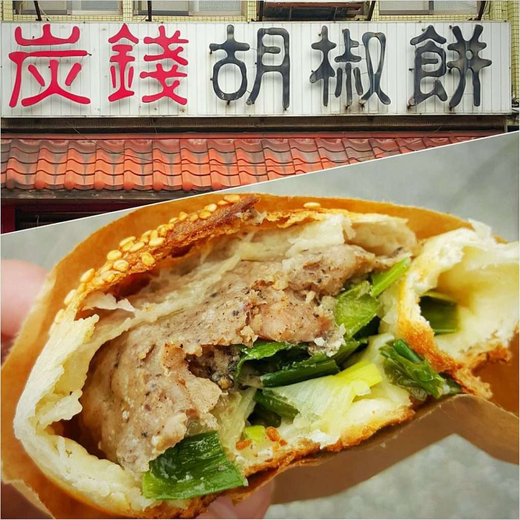 炭錢胡椒餅の外皮がきつね色に焼き上がり、窯から取り出されたところ