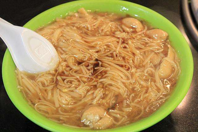 緑の器に盛られた麺線の仕上がり