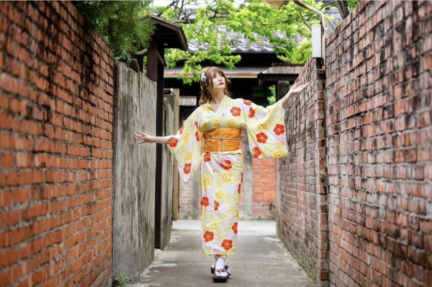 蕭如松芸術園区の日本統治時代の建築の中で和服を着た観光客が歩いている。