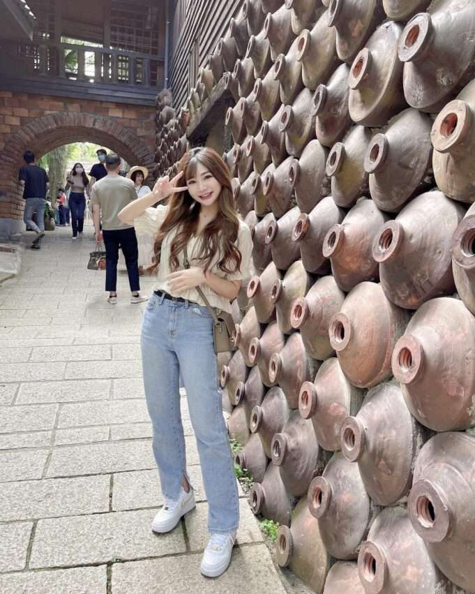舌を出してピースをする元気な自撮りポーズ