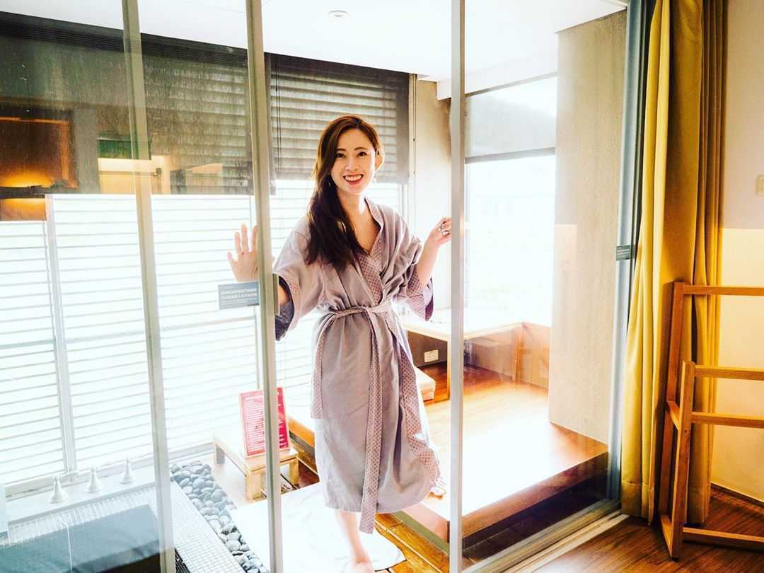 立德北投倆人旅店のデザイン感のある客室、カップルや夫婦向けの温かみのある空間