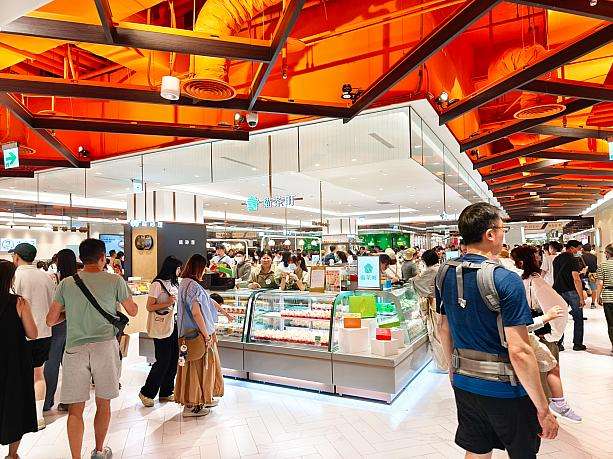遠東Garden City地下2階のパパブブレ店舗がある広いフードコートエリア