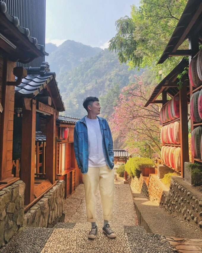 明治温泉飯店の日本式建築と紅白提灯の参道