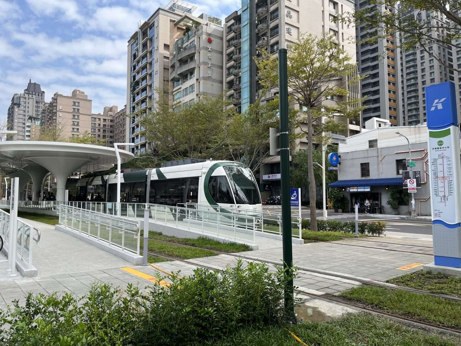 高雄の街中を走るLRT（ライトレール）