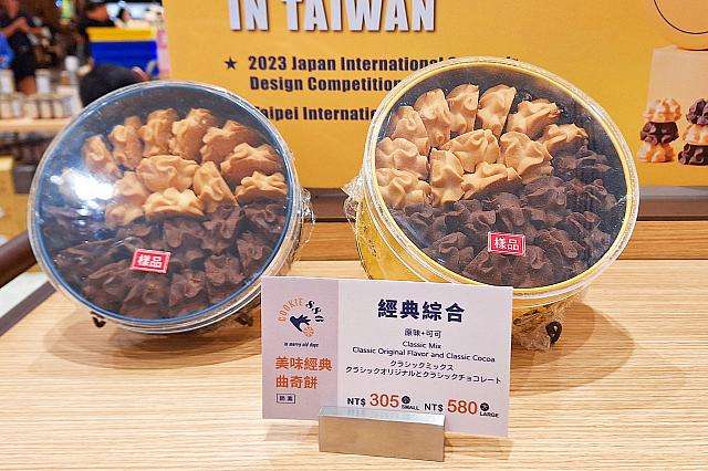 COOKIE886のクッキー缶が並んだデザイン競技会の展示スペース
