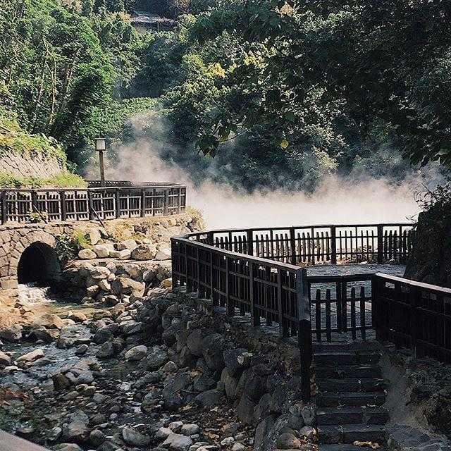 北投地熱谷、年中温泉の霧が立ち込め、青い泉水が幻想的な雰囲気を醸し出す