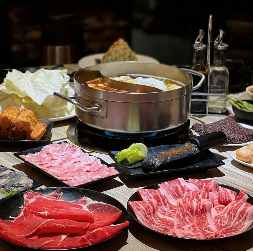汕頭泉成沙茶火鍋の鍋と独自の沙茶ダレ。平魚スープが特徴的