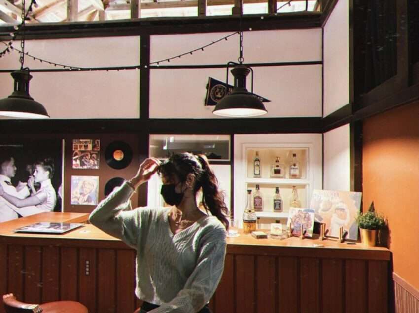再見捌捌陸の展示エリア。昔の学校の机や椅子、懐かしい小物が並ぶ復古的な空間