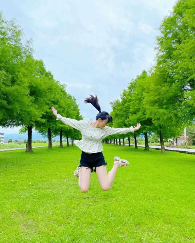 ジャンプする女性の動きのある全身写真