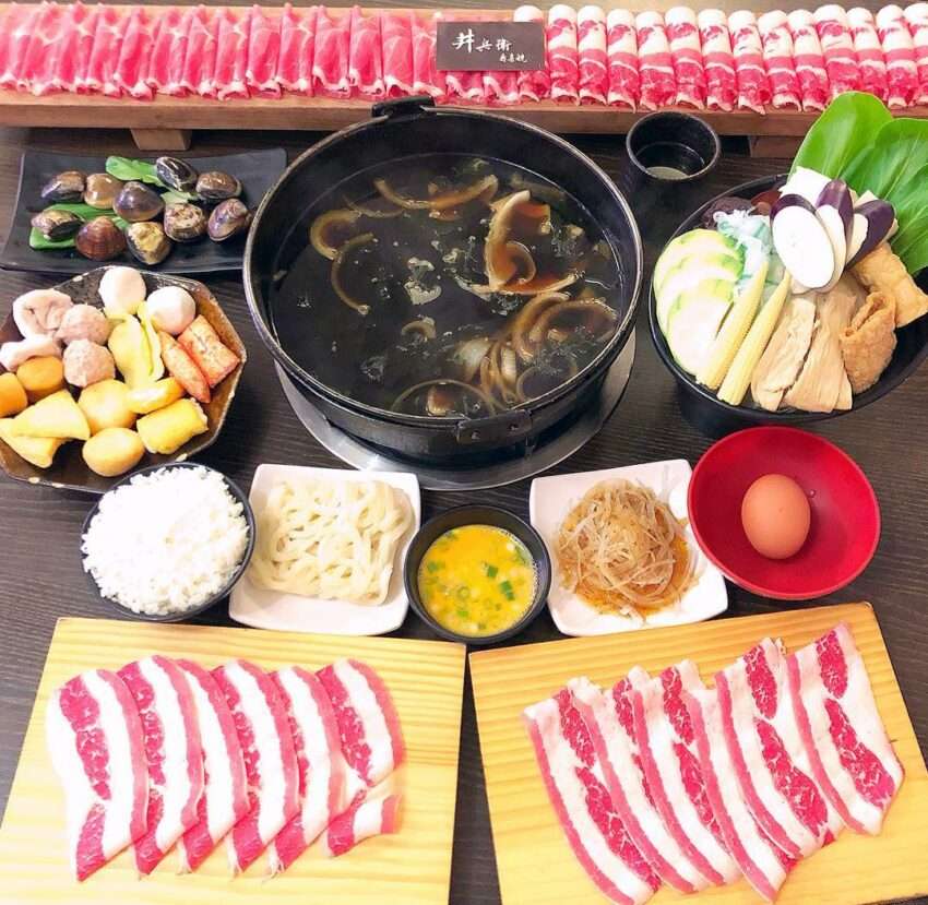 井兵衛壽喜燒の超ロング肉盛り。テーブルいっぱいに広がる肉の皿が印象的