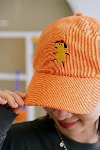 コーデュロイ刺繡キャップ（燈芯絨刺繡鴨舌帽）1,290元