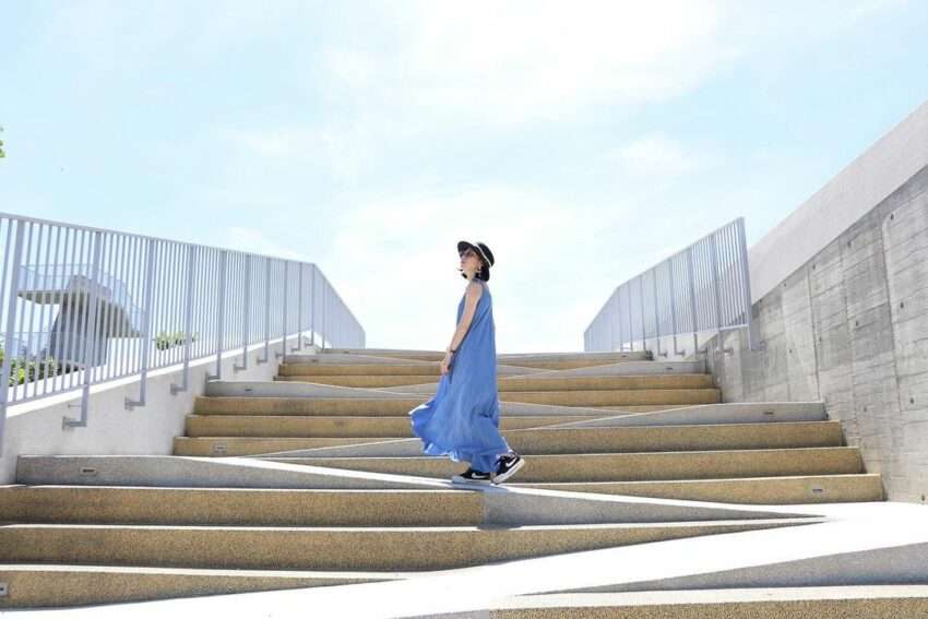 那魯灣文化聚落の草丘と海の景色。展望台から海を一望できる。