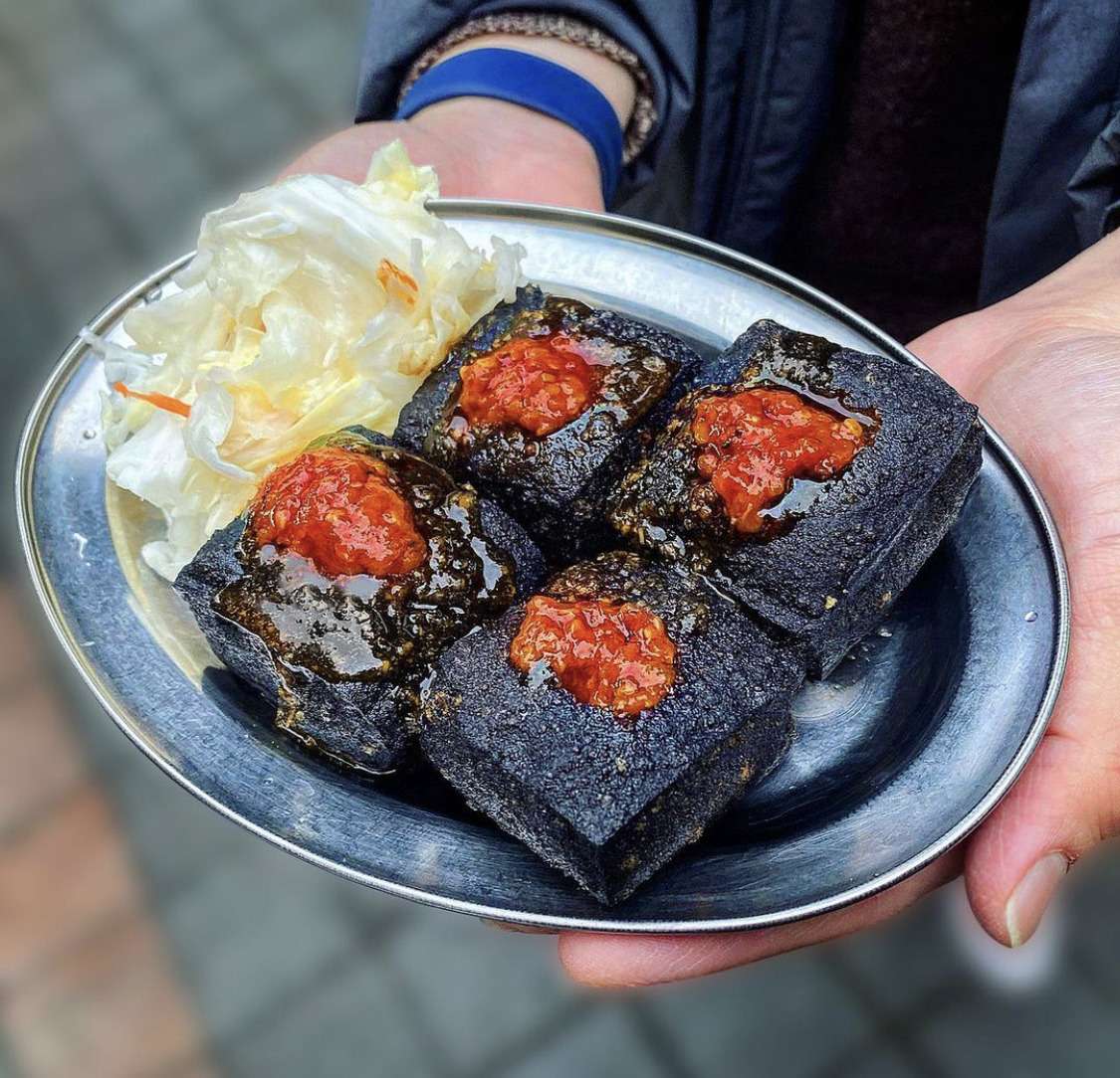 清安豆腐街の黒皮臭豆腐、外カリ内ふわの揚げ臭豆腐