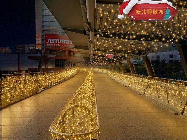 星の光が連なる歩道橋の回廊