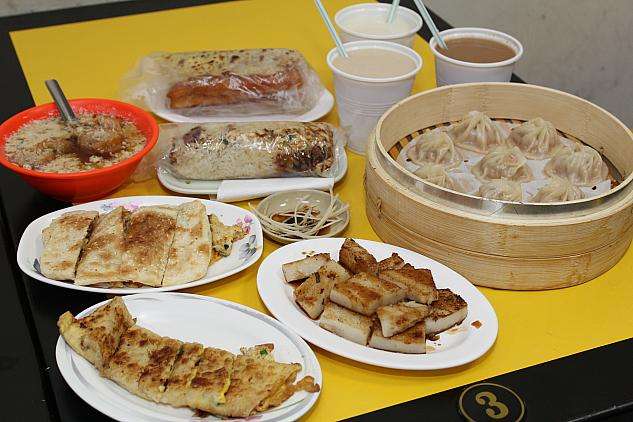 台湾の朝食店テーブルに並ぶ点心と豆漿の朝ごはんセット
