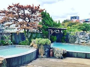 北投水都溫泉會館の屋上露天風呂、自然の雰囲気が漂う