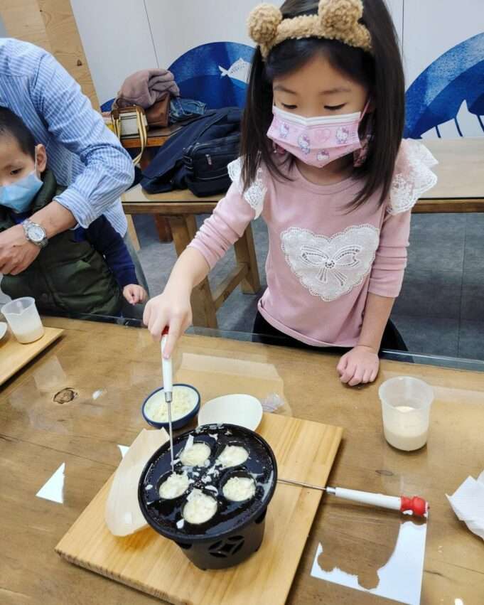 七星柴魚博物館のたこ焼きDIY体験の様子