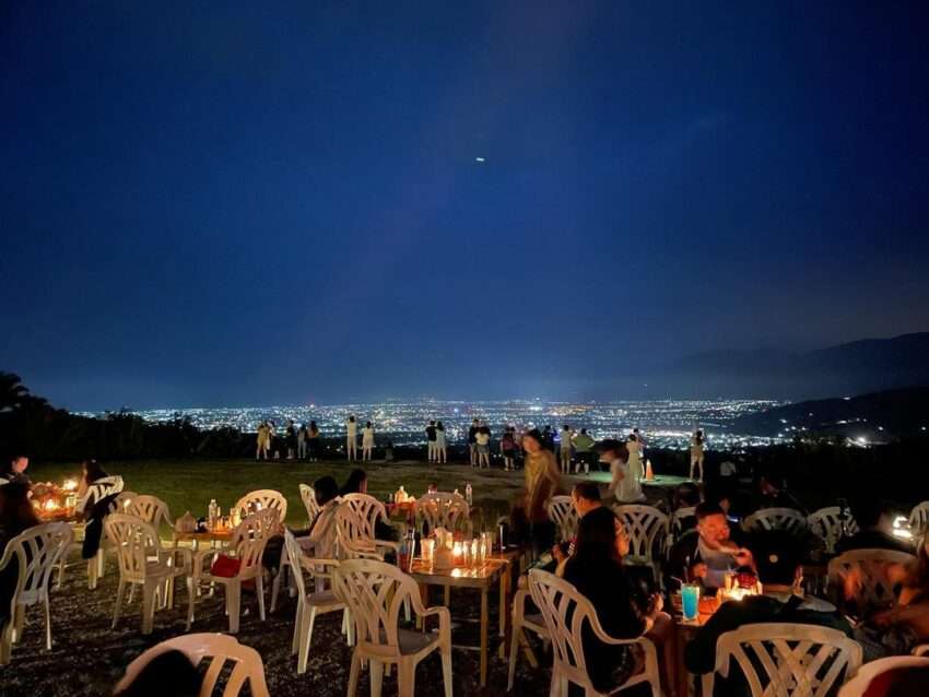星星部落景観カフェの屋外草地の夜景。遠くに台東市街の灯りが見える