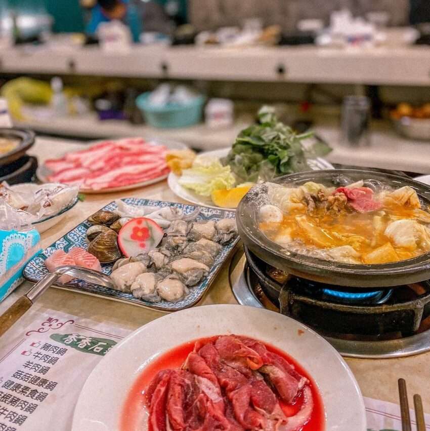 香香石頭火鍋七賢店の明るい店内と個人用の小鍋