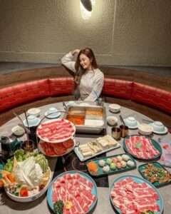 春囍打邊爐の香港式鍋料理。スープと食材が卓上に並ぶ
