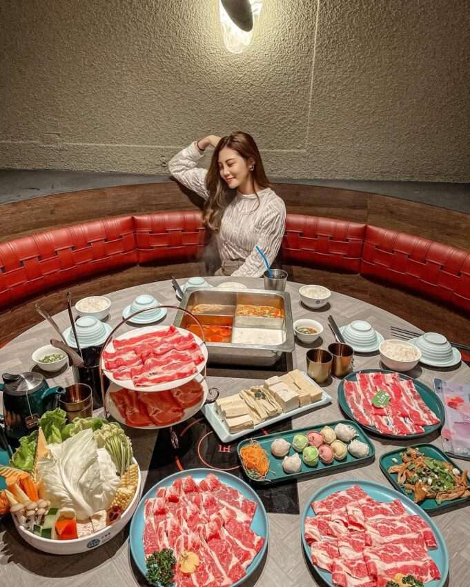 春囍打邊爐の香港式鍋料理。スープと食材が卓上に並ぶ