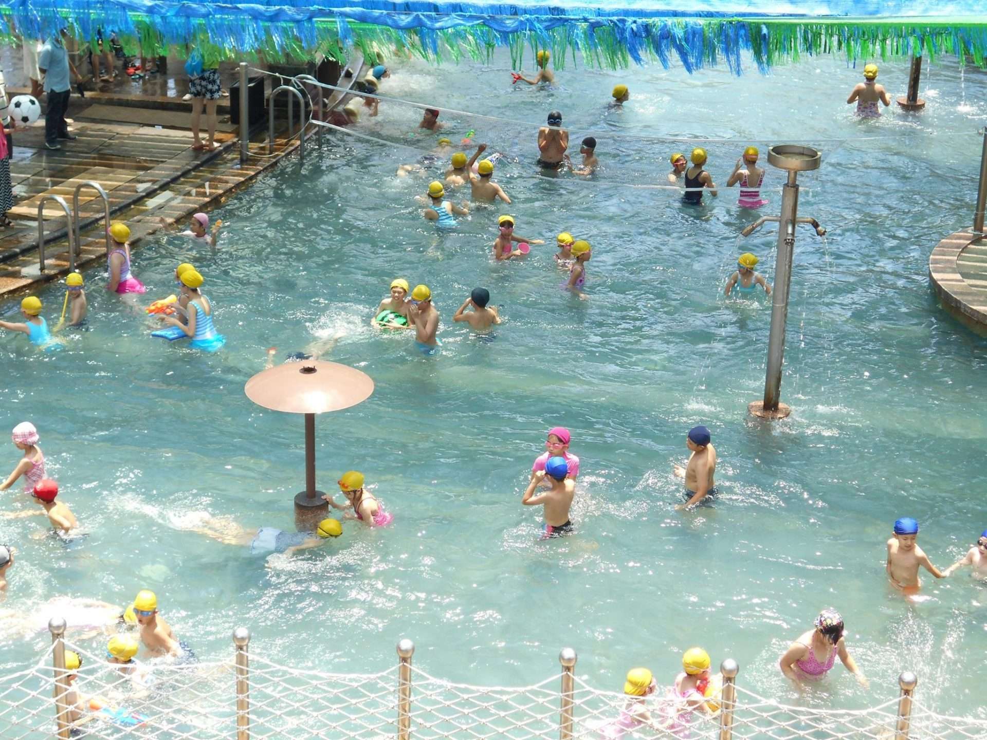 金湧泉SPA溫泉會館の千坪露天海洋風呂。複数の温泉プールと施設が広がる