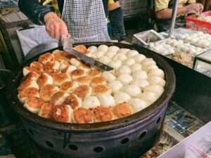 曾記老牌水煎包の黄金色に焼き上がった水煎包。両面がカリッとしている