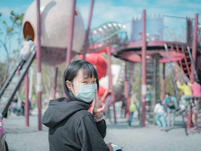 凹子底森林公園の鳥の巣テーマ遊具広場。子どもたちが遊具で遊んでいる