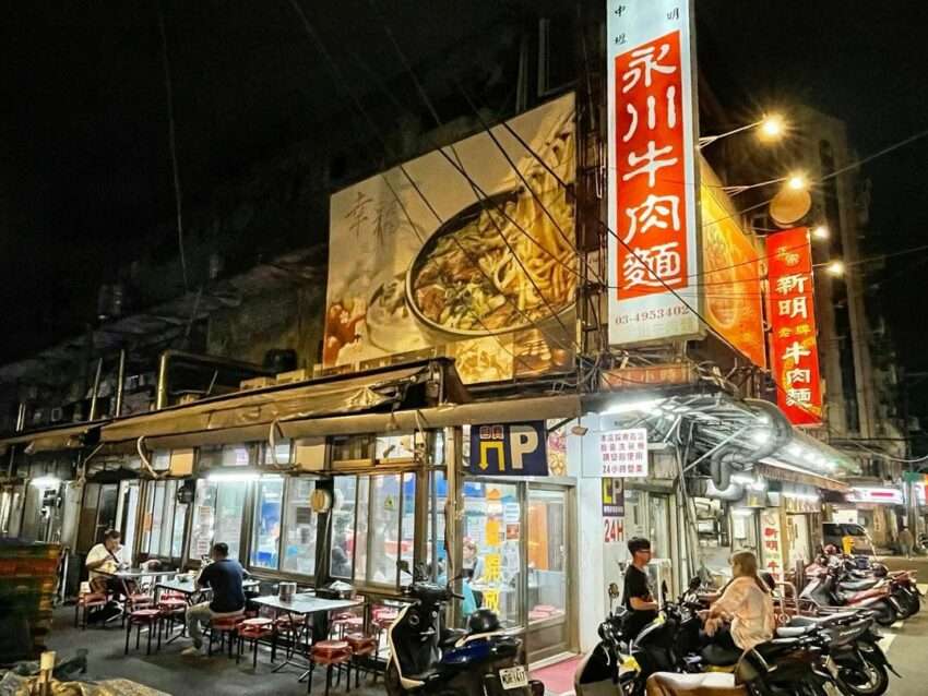 永川牛肉麵の四川風紅焼き牛肉麺。濃い色の深みあるスープと大きな牛すじ肉