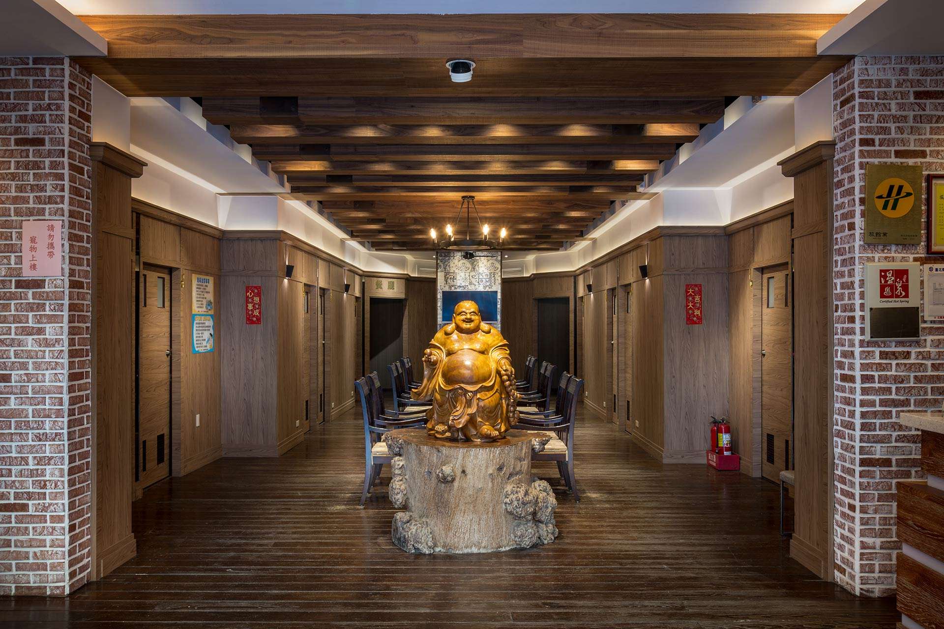 金湯溫泉會館のロビー。清潔感があり、中央に弥勒仏像が置かれている