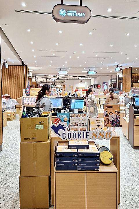 COOKIE886店内の様子、スタッフが接客しているカウンター売り場