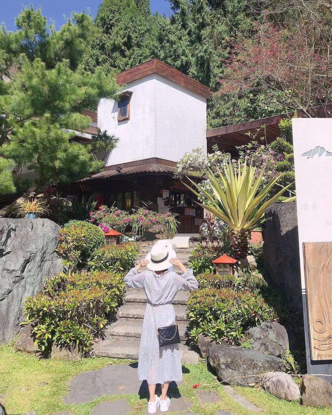 蝉説雅築の日本式庭園と和室空間。日本旅館の雰囲気が漂う