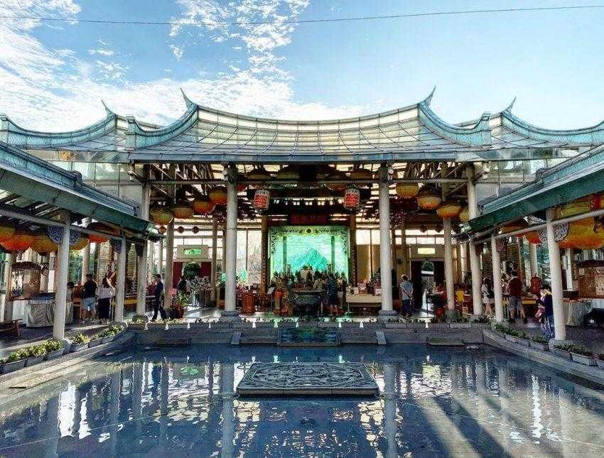 鹿港の台湾ガラス館にあるガラス製の媽祖廟