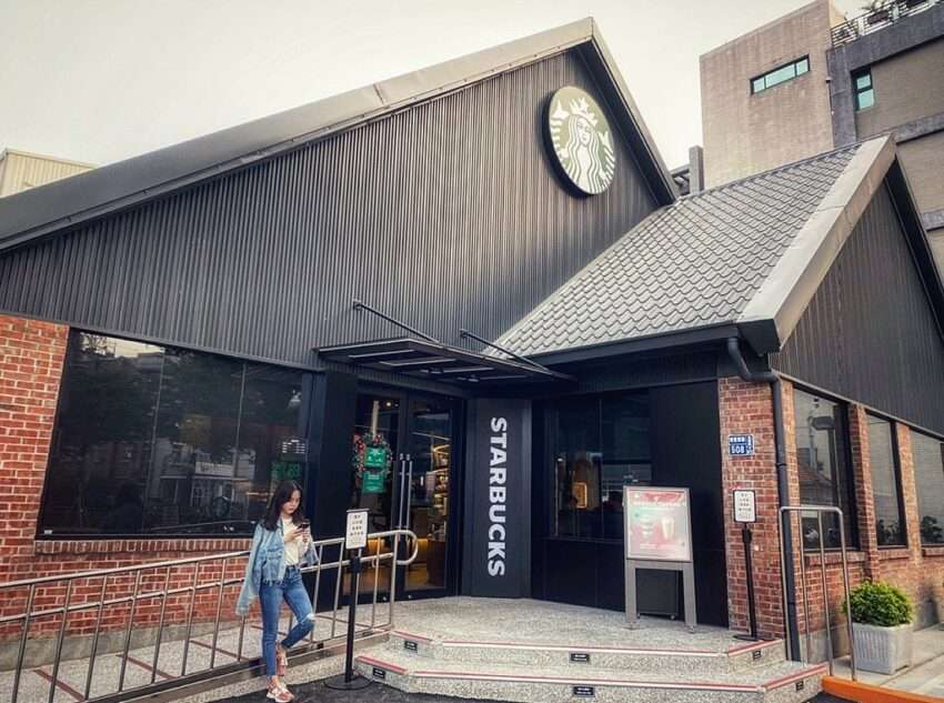 スターバックス博愛華夏店の外観。黒い切妻屋根と復古調レンガ壁が印象的な建物