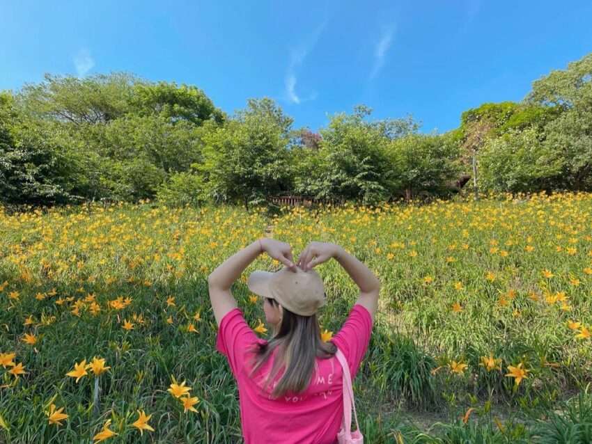 ハートを作る甘い半身写真の女性