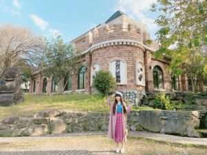 巧克力雲莊のお城のような外観と周囲の山並み