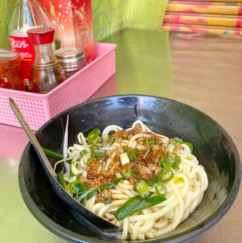 阿美麵店の粄条と煮込み小菜。自家製唐辛子醤油をかけるのが地元流