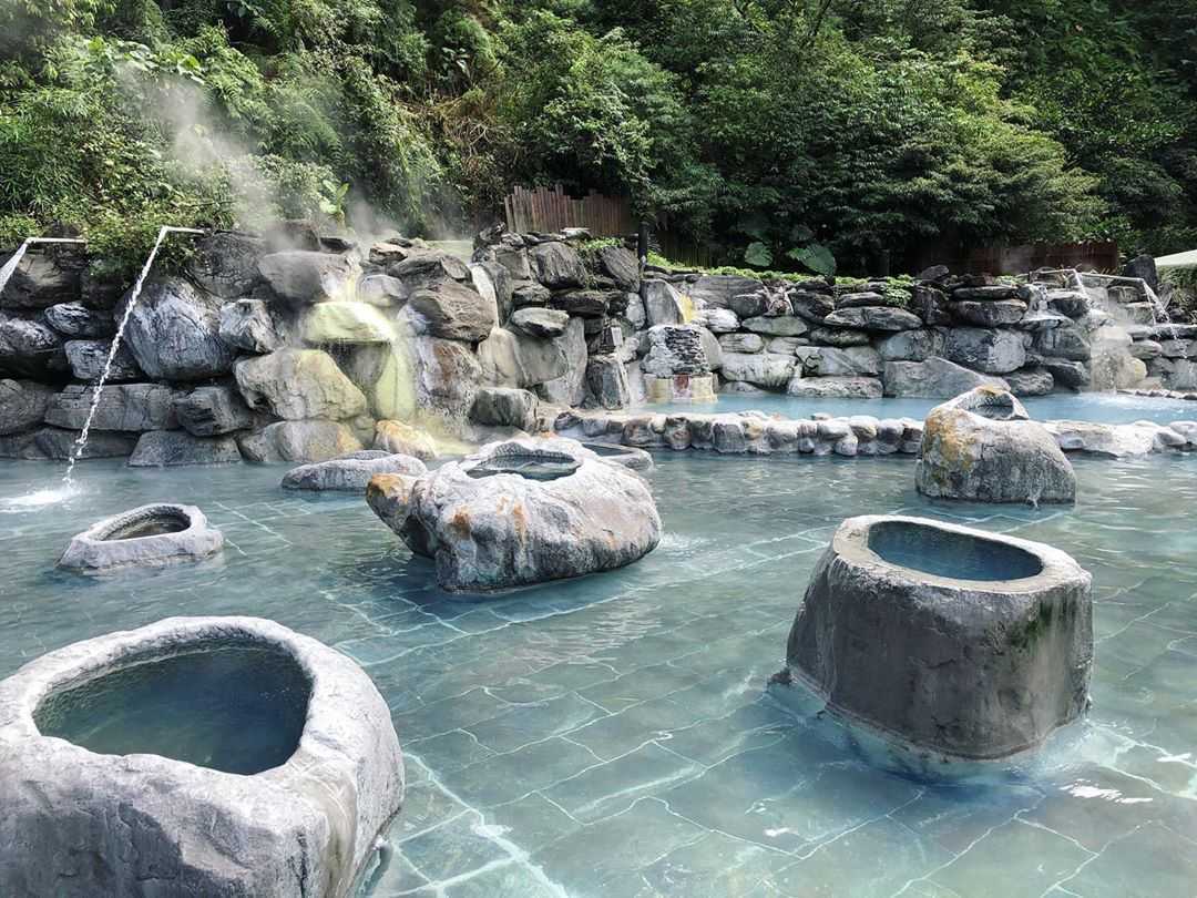 鳩之澤の露天温泉SPAエリアにある大きな石の湯船