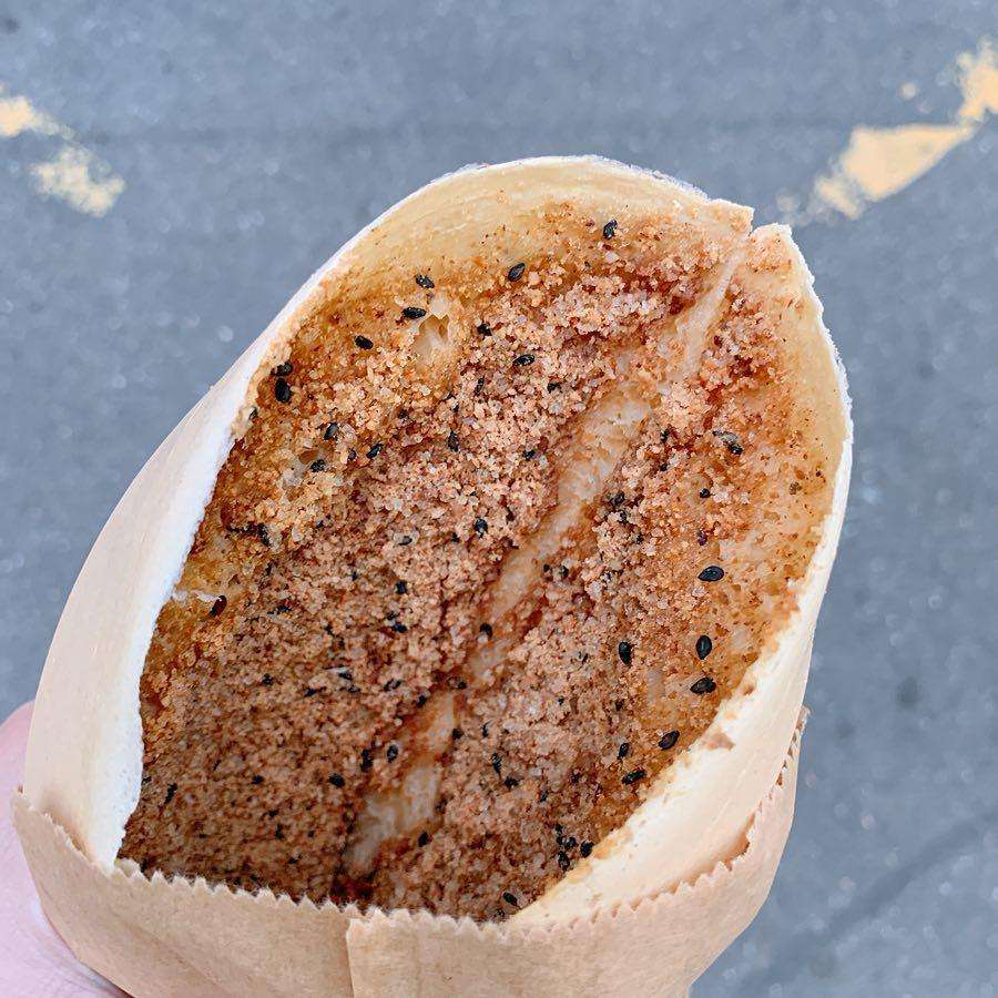 福哥石頭餅の外皮がきつね色に焼かれ、その場で作られている様子