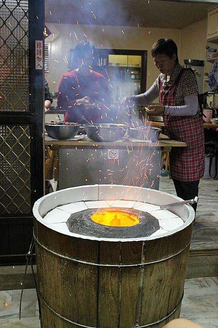 胡椒餅を焼く窯の周辺で作業する様子