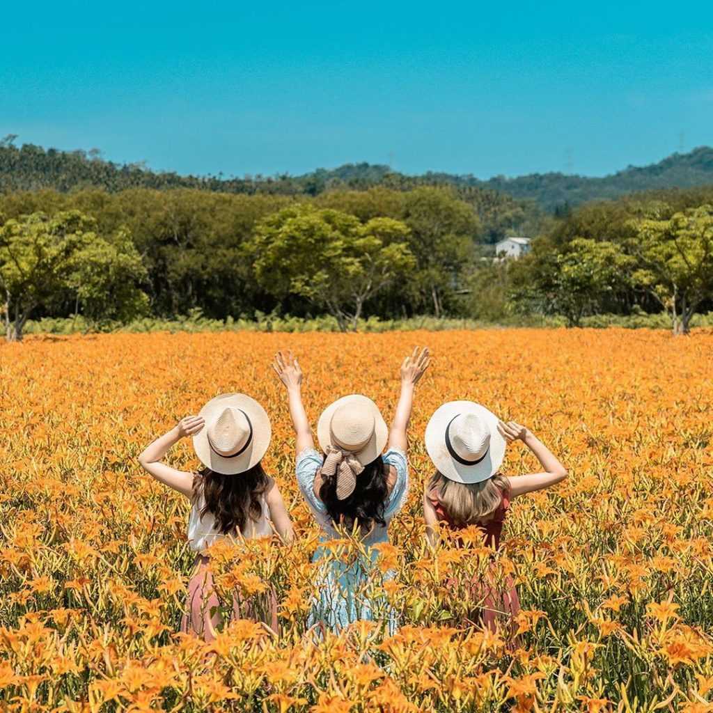 高低差のある自然なグループ写真のポーズ例