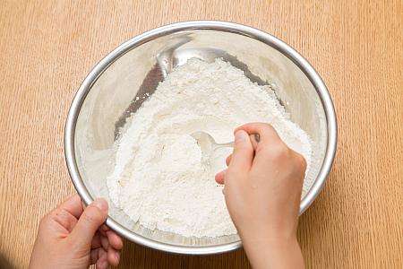 粉を混ぜて皮の生地を作る手元