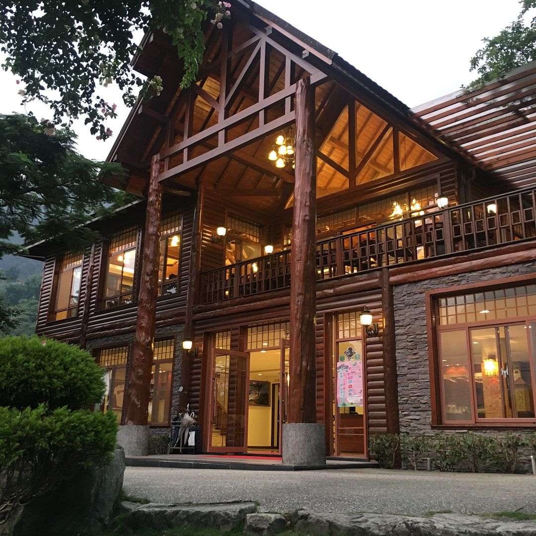 達谷蘭温泉リゾートの木造コテージと周辺の山林景観