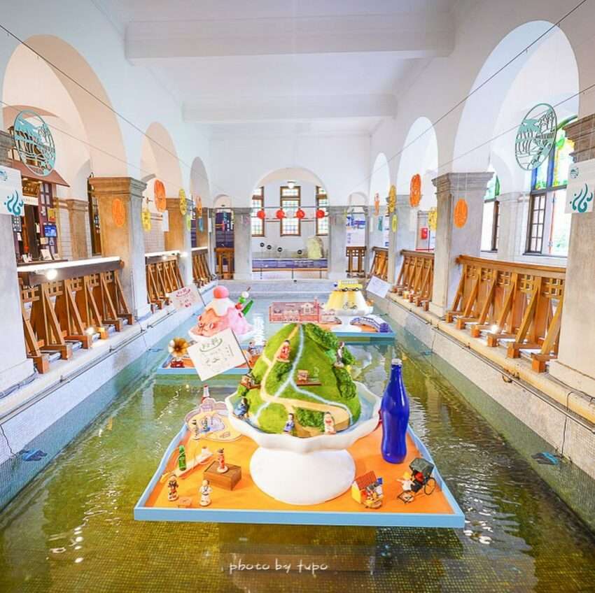 北投温泉博物館の赤レンガ外壁と木造屋根の建築正面