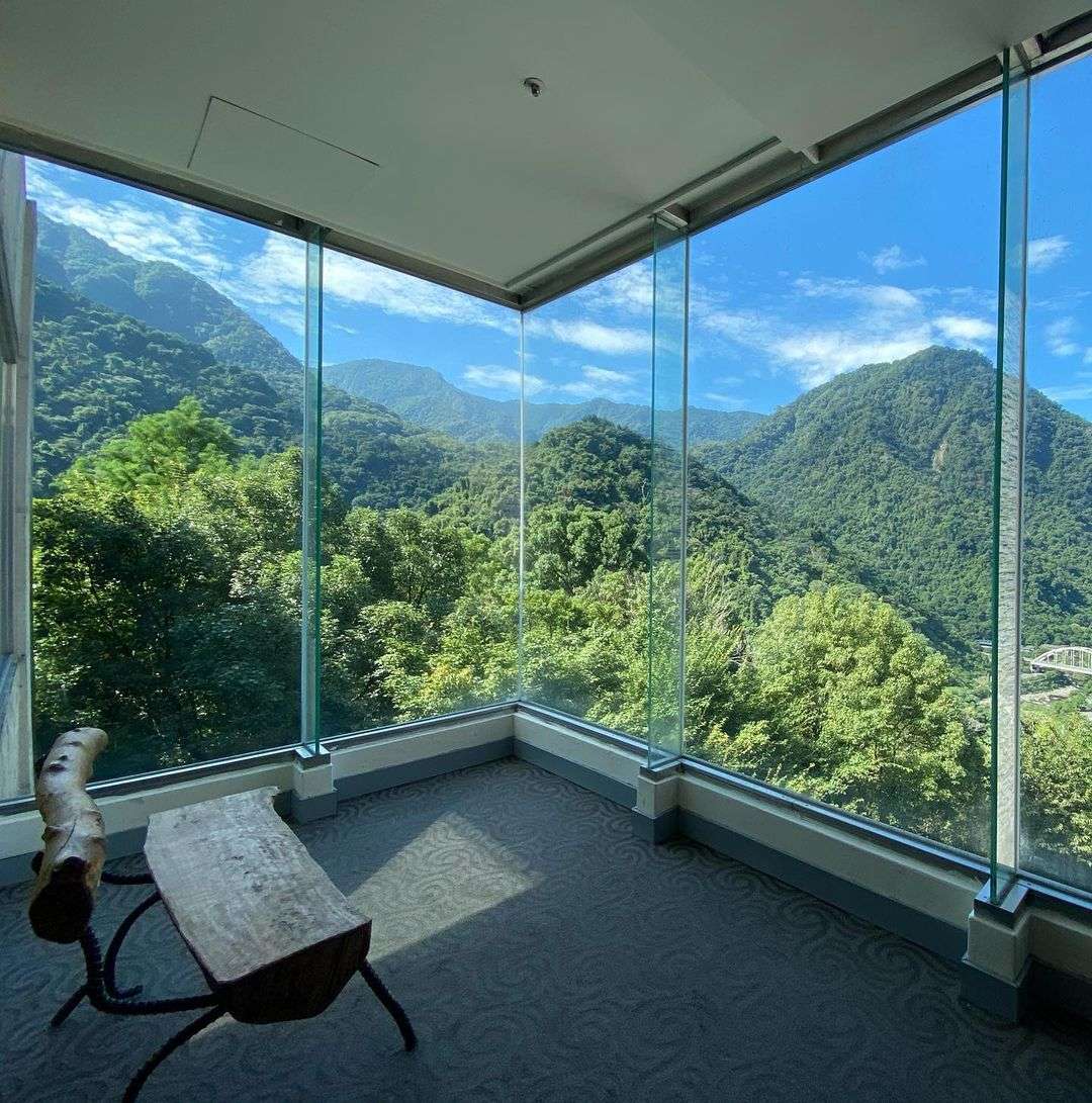 竹美山閣の大きな窓から望む山の景色