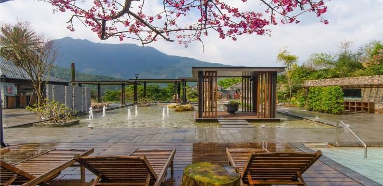 陽明山天籟渡假酒店の露天温泉風呂と山の眺望
