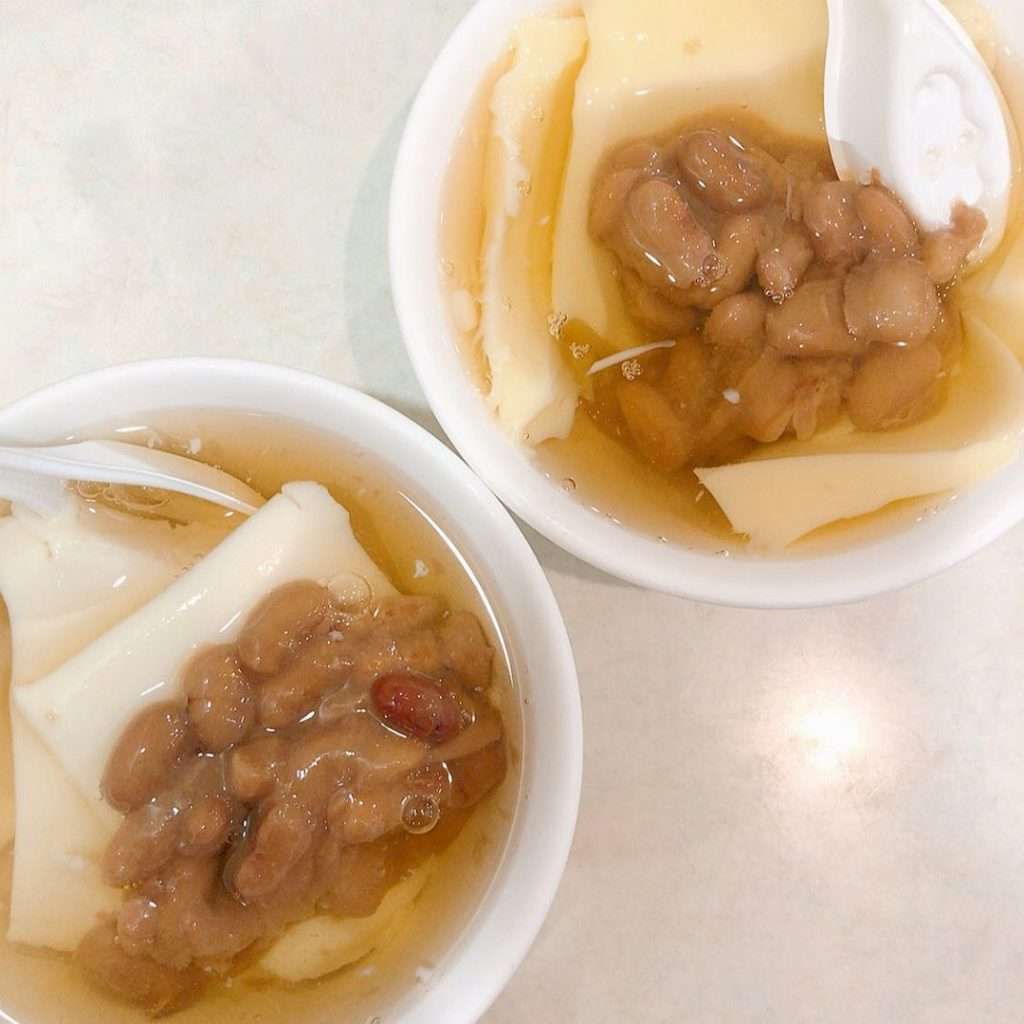滬尾豆花の豆花。なめらかな白い豆腐プリンがどんぶりに盛られている